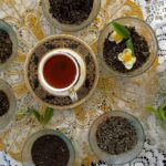 Tasse Darjeeling-Tee, umgeben von Schalen mit verschiedenen losen Teesorten