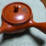 Rotbraune japanische Kyusu-Teekanne aus Ton mit seitlichem Griff