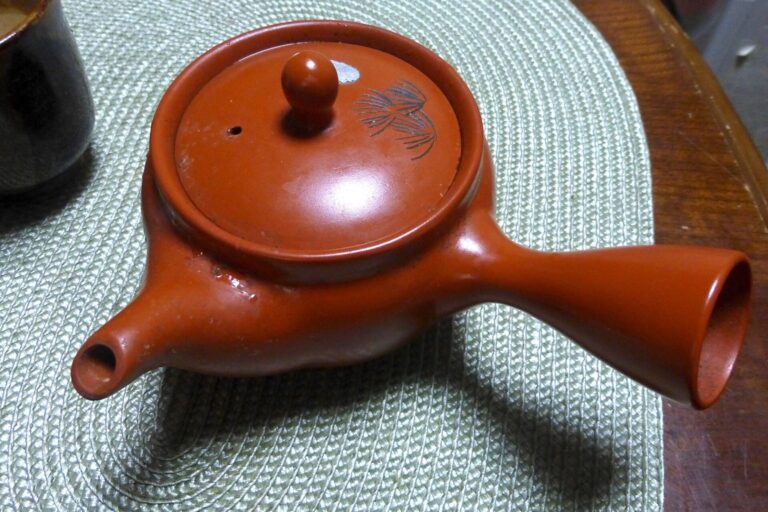 Rotbraune japanische Kyusu-Teekanne aus Ton mit seitlichem Griff