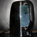 Schwarzer elektrischer Wasserkocher mit beleuchtetem Wasserstandsfenster