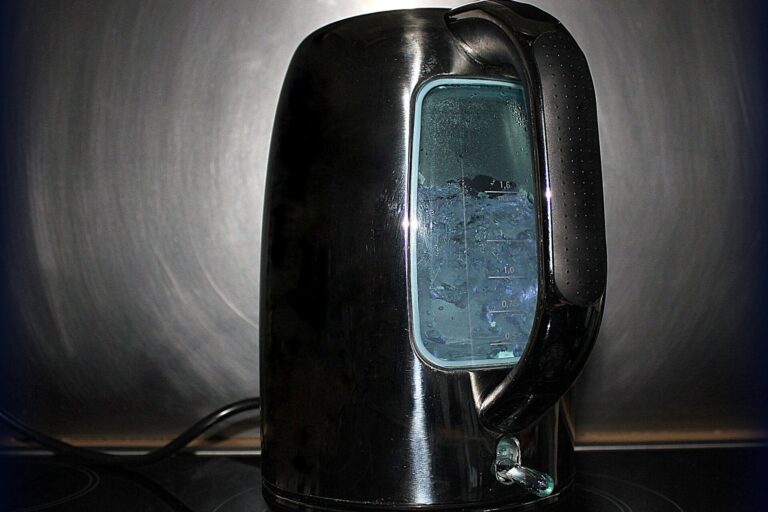 Schwarzer elektrischer Wasserkocher mit beleuchtetem Wasserstandsfenster